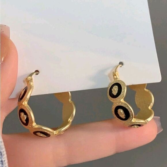 Designer Inspired Cuff Earrings - Picture 2 of 5